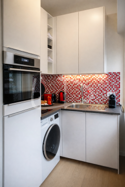 Cuisine moderne avec carreaux rouges.png